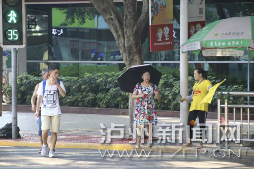 絕大多數(shù)市民都做到了自覺禮讓斑馬線，不橫穿馬路，不翻越欄桿，做到車讓人、人讓車2.JPG
