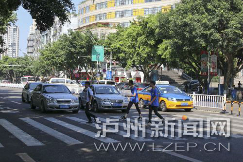 四川警察學院前的斑馬線沒有紅綠燈，但過往車輛見到有行人過斑馬線都會禮讓行人