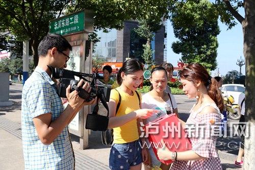市民踴躍參與街頭答題。 王元明 攝