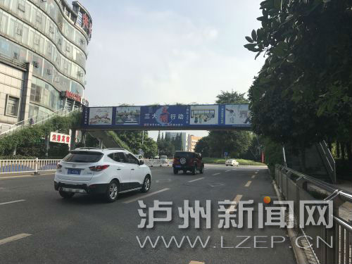 主干道上隨處可見創(chuàng)文宣傳廣告。 記者 肖婷 攝