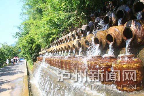 花田酒地景區(qū)酒壇倒出了水的靈動(dòng)。