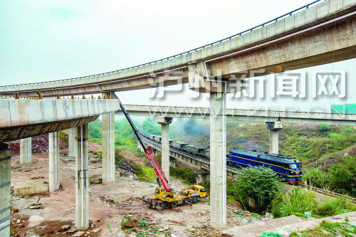 正在建設(shè)中的城西馬屋基立交。 記者 牟科 攝